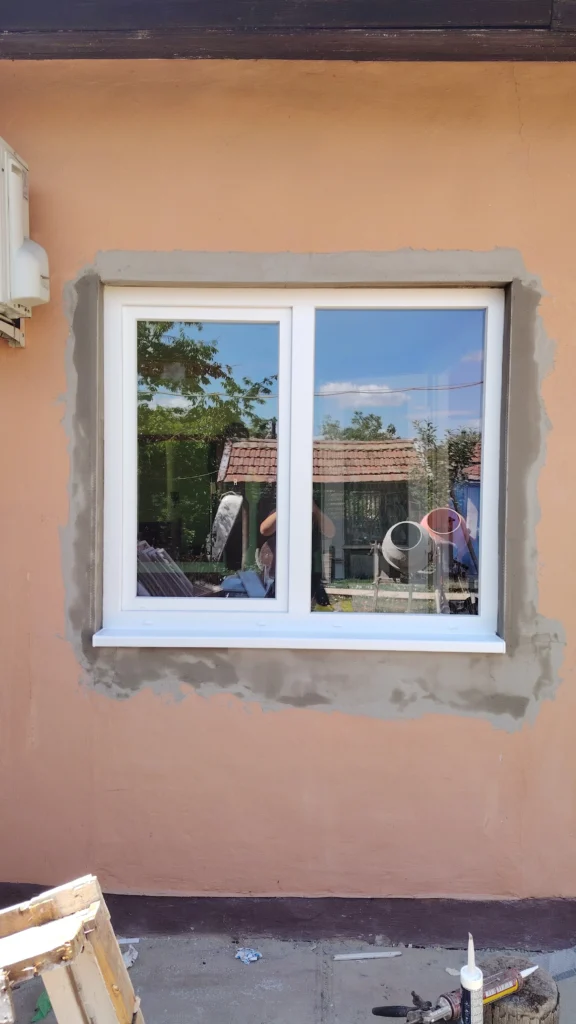 Új fehér műanyag ablak beépítése Dobozon