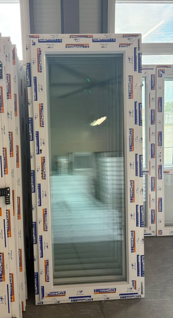 88×208 cm átmenőkilincses bukó-nyíló műanyag erkélyajtó